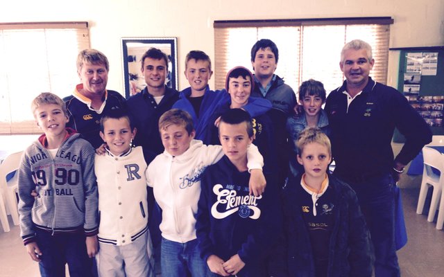  Die groep juniors wat Overberg Boothengelklub se “Junior Ontwikkelingsdag” bygewoon het, met voorsitter DP Burger regs (Foto: ‘n Klublid)
